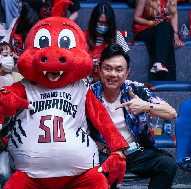 Danh h&agrave;i Ch&iacute; T&agrave;i nhập vai b&igrave;nh luận vi&ecirc;n b&oacute;ng rổ tại game 3 chung kết VBA 2020 - Ảnh 5.