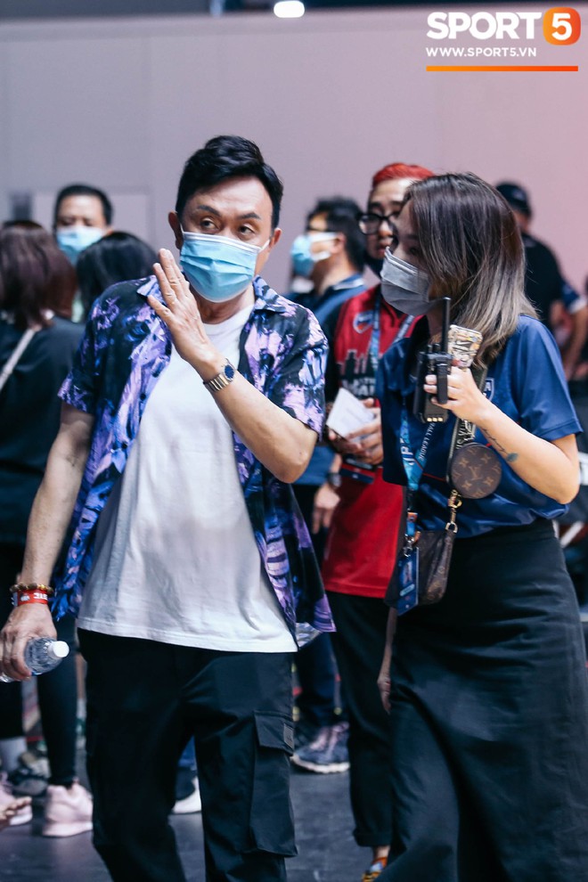 Danh h&agrave;i Ch&iacute; T&agrave;i nhập vai b&igrave;nh luận vi&ecirc;n b&oacute;ng rổ tại game 3 chung kết VBA 2020 - Ảnh 6.