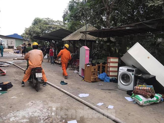 C&ocirc;ng nh&acirc;n bật kh&oacute;c, &ocirc;m đồ th&aacute;o chạy khi lửa bao tr&ugrave;m 2 c&ocirc;ng ty - Ảnh 6.