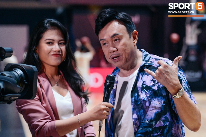 Danh h&agrave;i Ch&iacute; T&agrave;i nhập vai b&igrave;nh luận vi&ecirc;n b&oacute;ng rổ tại game 3 chung kết VBA 2020 - Ảnh 8.