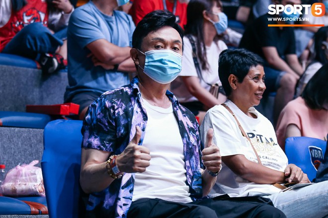 Danh h&agrave;i Ch&iacute; T&agrave;i nhập vai b&igrave;nh luận vi&ecirc;n b&oacute;ng rổ tại game 3 chung kết VBA 2020 - Ảnh 10.