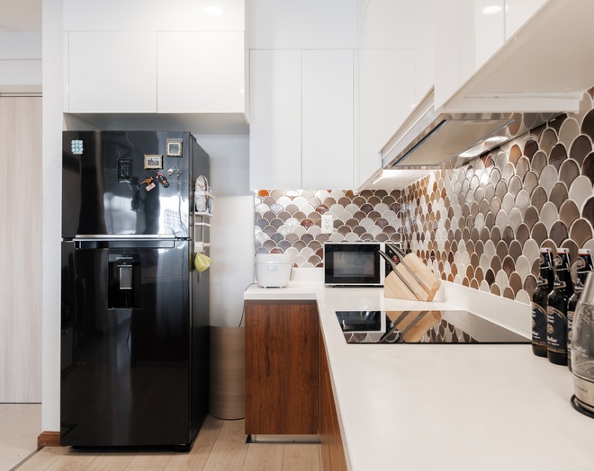 Căn hộ Mid-century Modern với tone n&acirc;u trầm cực sang, ngắm bức tường bằng g&aacute;o dừa mới thấy hết sự kỳ c&ocirc;ng - Ảnh 8.