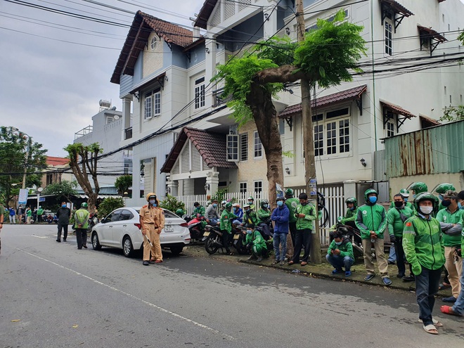 Hàng trăm tài xế Grab ở Đà Nẵng đồng loạt tắt app, tập trung diễu hành gây mất an toàn giao thông - Ảnh 5.