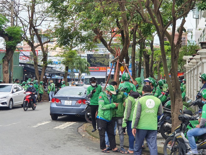 Hàng trăm tài xế Grab ở Đà Nẵng đồng loạt tắt app, tập trung diễu hành gây mất an toàn giao thông - Ảnh 6.