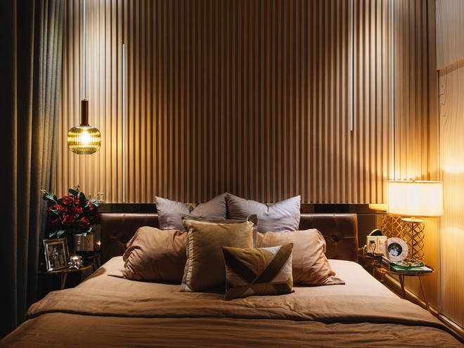 Căn hộ Mid-century Modern với tone n&acirc;u trầm cực sang, ngắm bức tường bằng g&aacute;o dừa mới thấy hết sự kỳ c&ocirc;ng - Ảnh 12.