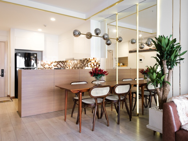 Căn hộ Mid-century Modern với tone n&acirc;u trầm cực sang, ngắm bức tường bằng g&aacute;o dừa mới thấy hết sự kỳ c&ocirc;ng - Ảnh 9.