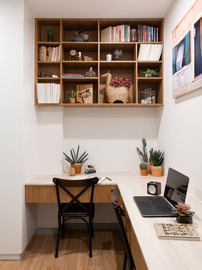 Căn hộ Mid-century Modern với tone n&acirc;u trầm cực sang, ngắm bức tường bằng g&aacute;o dừa mới thấy hết sự kỳ c&ocirc;ng - Ảnh 17.