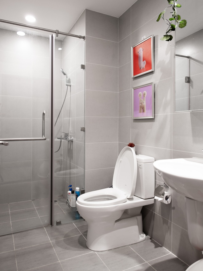 Căn hộ Mid-century Modern với tone n&acirc;u trầm cực sang, ngắm bức tường bằng g&aacute;o dừa mới thấy hết sự kỳ c&ocirc;ng - Ảnh 18.
