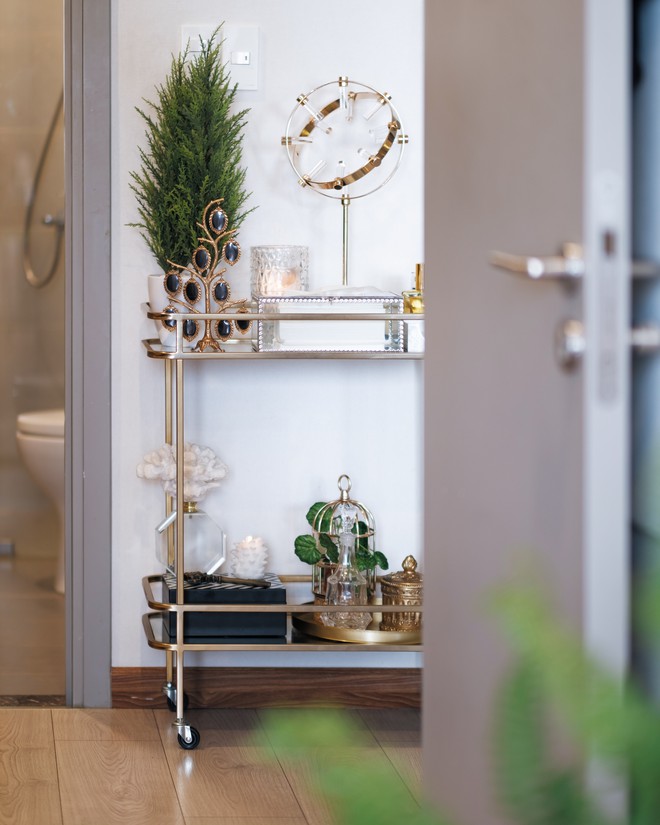 Căn hộ Mid-century Modern với tone n&acirc;u trầm cực sang, ngắm bức tường bằng g&aacute;o dừa mới thấy hết sự kỳ c&ocirc;ng - Ảnh 10.
