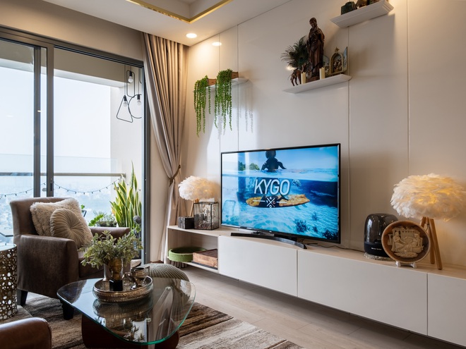 Căn hộ Mid-century Modern với tone n&acirc;u trầm cực sang, ngắm bức tường bằng g&aacute;o dừa mới thấy hết sự kỳ c&ocirc;ng - Ảnh 4.