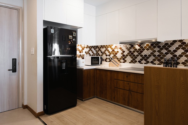 Căn hộ Mid-century Modern với tone n&acirc;u trầm cực sang, ngắm bức tường bằng g&aacute;o dừa mới thấy hết sự kỳ c&ocirc;ng - Ảnh 7.