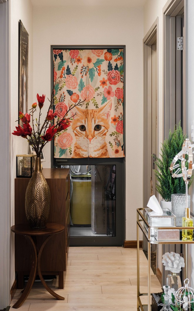 Căn hộ Mid-century Modern với tone n&acirc;u trầm cực sang, ngắm bức tường bằng g&aacute;o dừa mới thấy hết sự kỳ c&ocirc;ng - Ảnh 11.