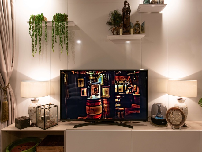 Căn hộ Mid-century Modern với tone n&acirc;u trầm cực sang, ngắm bức tường bằng g&aacute;o dừa mới thấy hết sự kỳ c&ocirc;ng - Ảnh 5.