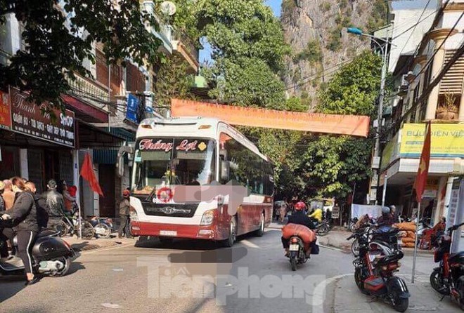 Lạng Sơn: Kinh hoàng xe ô tô mất phanh lao từ đèo xuống khu dân cư - Ảnh 1.
