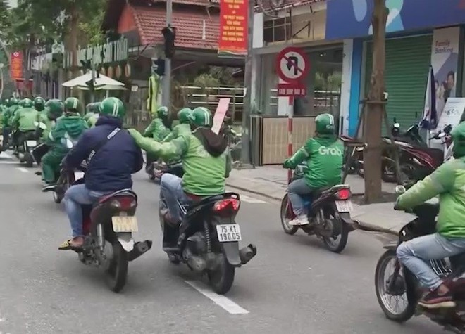 Hàng trăm tài xế Grab ở Đà Nẵng đồng loạt tắt app, tập trung diễu hành gây mất an toàn giao thông - Ảnh 7.