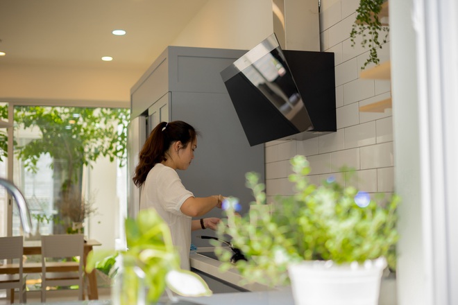 Được bố mẹ chia đất, vợ chồng trẻ xây căn nhà trắng với nắng ngập tràn, đúng chuẩn ngôi nhà mơ ước - Ảnh 15.