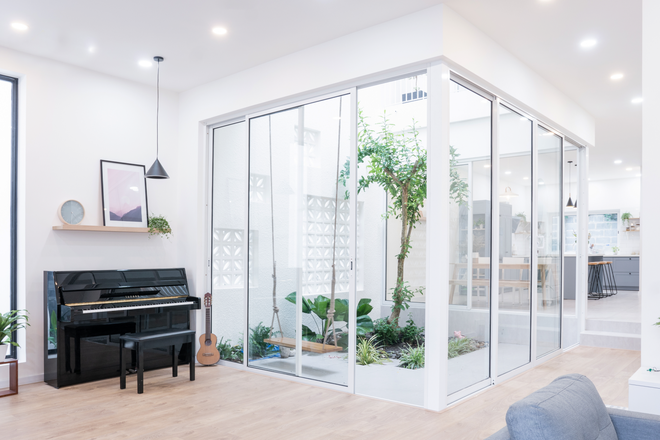 Được bố mẹ chia đất, vợ chồng trẻ xây căn nhà trắng với nắng ngập tràn, đúng chuẩn ngôi nhà mơ ước - Ảnh 7.