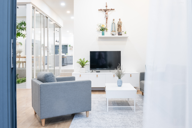 Được bố mẹ chia đất, vợ chồng trẻ xây căn nhà trắng với nắng ngập tràn, đúng chuẩn ngôi nhà mơ ước - Ảnh 2.