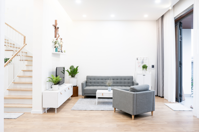 Được bố mẹ chia đất, vợ chồng trẻ xây căn nhà trắng với nắng ngập tràn, đúng chuẩn ngôi nhà mơ ước - Ảnh 3.