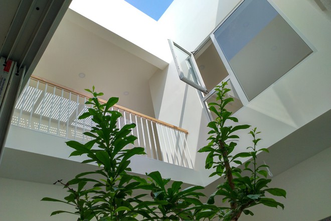 Được bố mẹ chia đất, vợ chồng trẻ xây căn nhà trắng với nắng ngập tràn, đúng chuẩn ngôi nhà mơ ước - Ảnh 9.