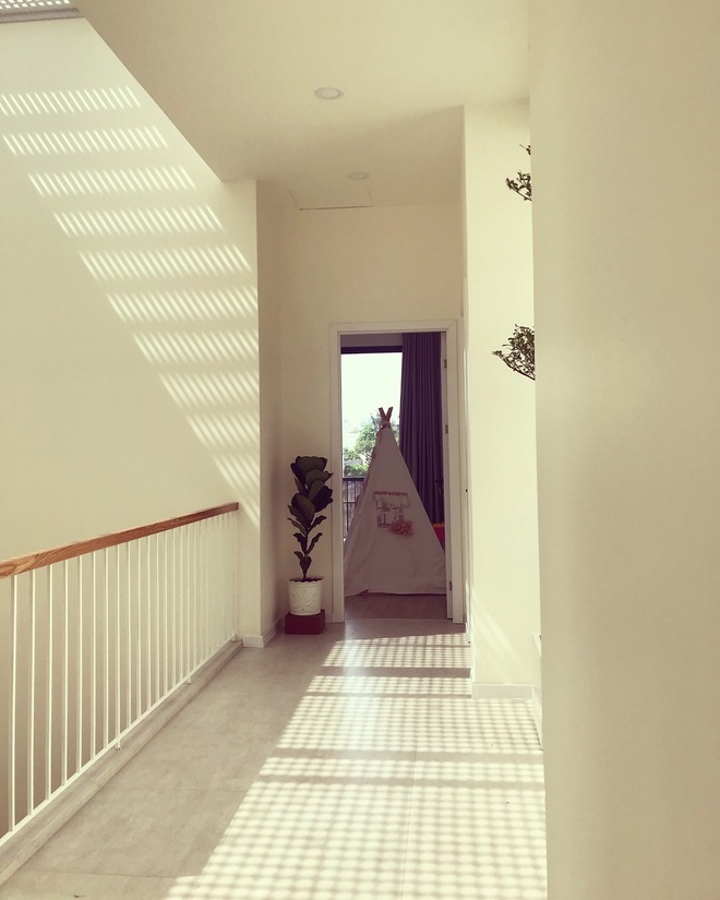 Được bố mẹ chia đất, vợ chồng trẻ xây căn nhà trắng với nắng ngập tràn, đúng chuẩn ngôi nhà mơ ước - Ảnh 19.