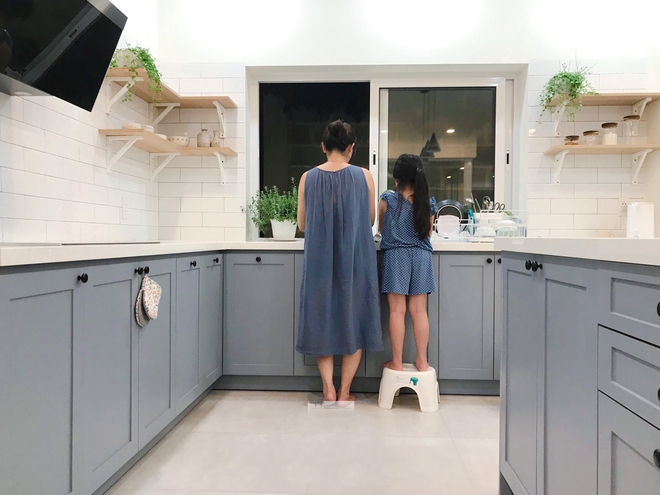 Được bố mẹ chia đất, vợ chồng trẻ xây căn nhà trắng với nắng ngập tràn, đúng chuẩn ngôi nhà mơ ước - Ảnh 11.