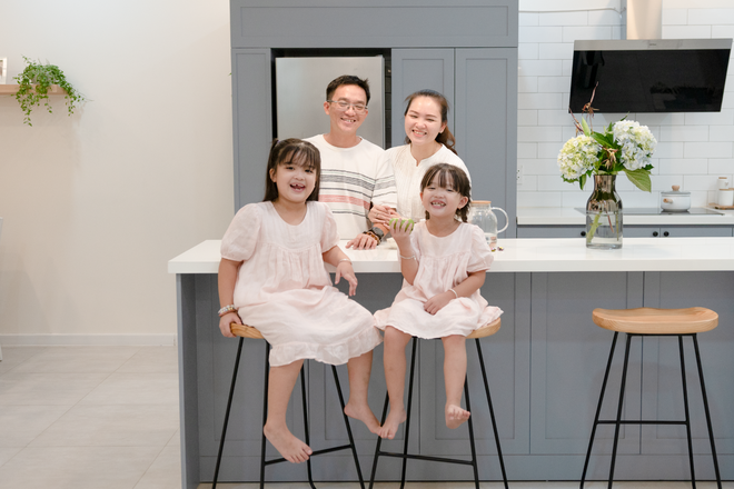 Được bố mẹ chia đất, vợ chồng trẻ xây căn nhà trắng với nắng ngập tràn, đúng chuẩn ngôi nhà mơ ước - Ảnh 1.