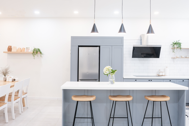 Được bố mẹ chia đất, vợ chồng trẻ xây căn nhà trắng với nắng ngập tràn, đúng chuẩn ngôi nhà mơ ước - Ảnh 13.
