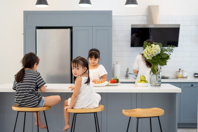 Được bố mẹ chia đất, vợ chồng trẻ xây căn nhà trắng với nắng ngập tràn, đúng chuẩn ngôi nhà mơ ước - Ảnh 16.