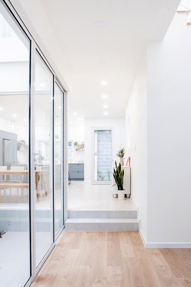 Được bố mẹ chia đất, vợ chồng trẻ xây căn nhà trắng với nắng ngập tràn, đúng chuẩn ngôi nhà mơ ước - Ảnh 5.