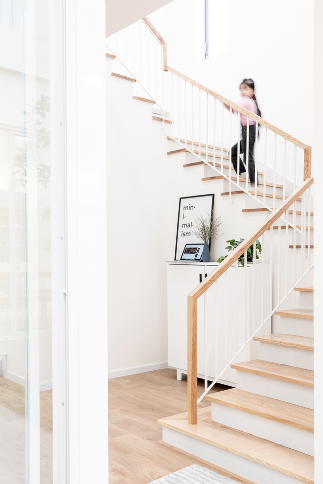 Được bố mẹ chia đất, vợ chồng trẻ xây căn nhà trắng với nắng ngập tràn, đúng chuẩn ngôi nhà mơ ước - Ảnh 17.