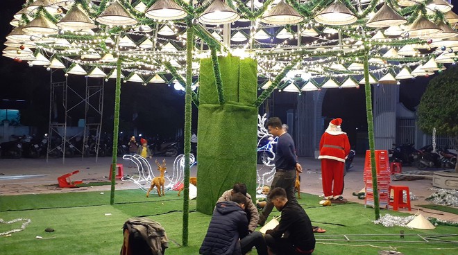 Nghệ An: Độc đáo cây thông Noel làm từ hơn 1.000 chiếc nón lá - Ảnh 3.