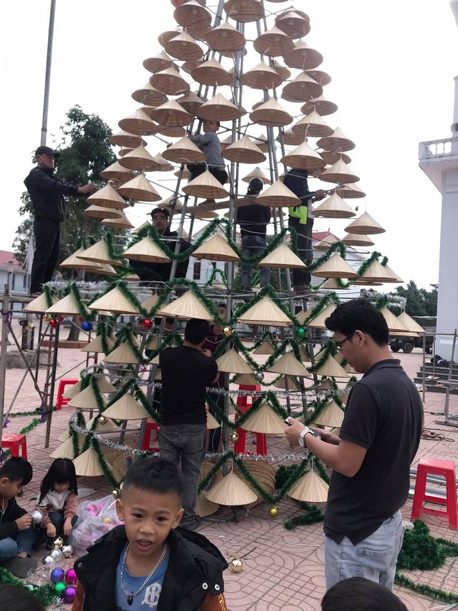 Nghệ An: Độc đáo cây thông Noel làm từ hơn 1.000 chiếc nón lá - Ảnh 4.