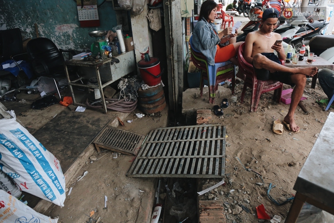 Nâng đường chống ngập ở Sài Gòn, nhà dân biến thành “hầm”: Mỗi lần chui ra chui vào lại đụng đầu, bỏ 100 triệu nâng nền - Ảnh 14.