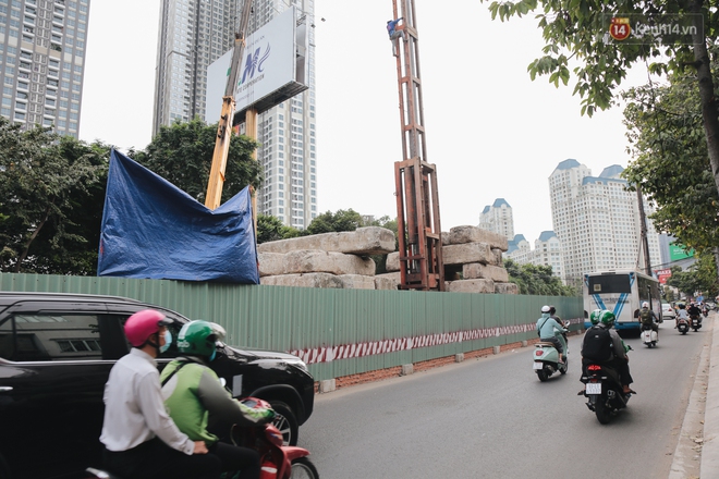 Nâng đường chống ngập ở Sài Gòn, nhà dân biến thành “hầm”: Mỗi lần chui ra chui vào lại đụng đầu, bỏ 100 triệu nâng nền - Ảnh 2.