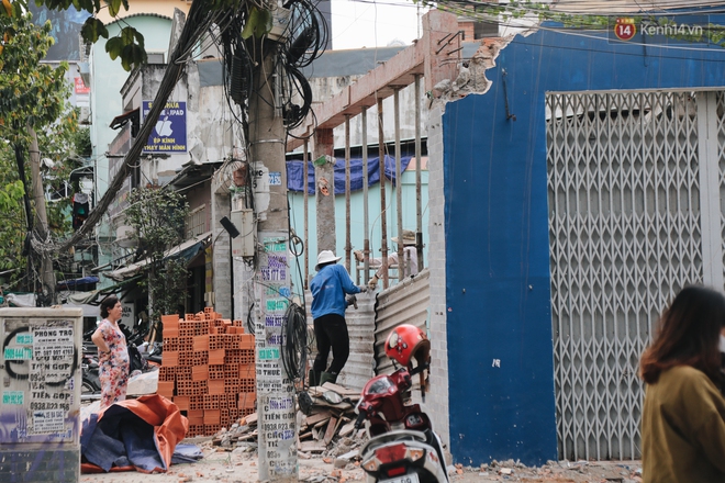 Nâng đường chống ngập ở Sài Gòn, nhà dân biến thành “hầm”: Mỗi lần chui ra chui vào lại đụng đầu, bỏ 100 triệu nâng nền - Ảnh 12.