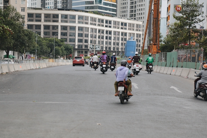 Nâng đường chống ngập ở Sài Gòn, nhà dân biến thành “hầm”: Mỗi lần chui ra chui vào lại đụng đầu, bỏ 100 triệu nâng nền - Ảnh 16.