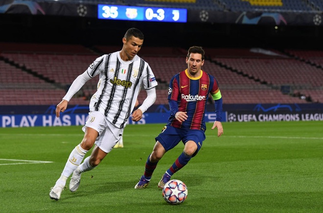 Ronaldo lập cú đúp phạt đền vào lưới Barca trong lần đầu tiên tái ngộ Messi - Ảnh 10.
