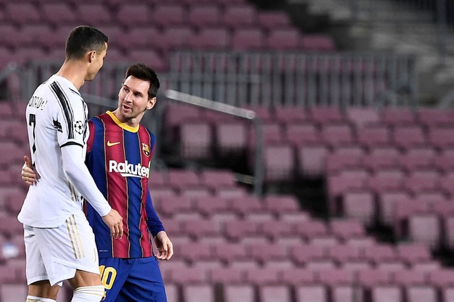 Ronaldo lập cú đúp phạt đền vào lưới Barca trong lần đầu tiên tái ngộ Messi - Ảnh 11.