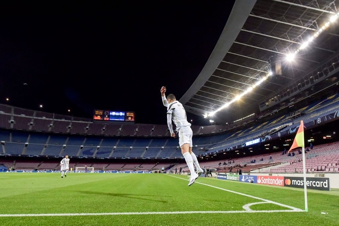 Ronaldo lập cú đúp phạt đền vào lưới Barca trong lần đầu tiên tái ngộ Messi - Ảnh 3.