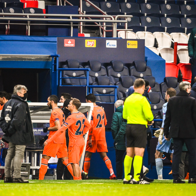 Biến căng Champions League: Cả đội Istanbul cáo buộc trọng tài phân biệt chủng tộc, dắt nhau rời sân bỏ dở trận đấu, quyết định sau đó khiến nhiều người đồng tình - Ảnh 6.