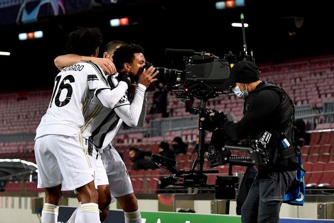 Ronaldo lập cú đúp phạt đền vào lưới Barca trong lần đầu tiên tái ngộ Messi - Ảnh 5.
