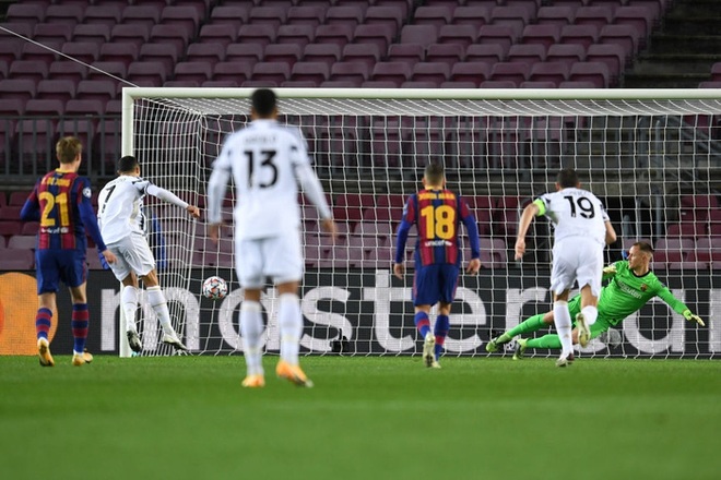 Ronaldo lập cú đúp phạt đền vào lưới Barca trong lần đầu tiên tái ngộ Messi - Ảnh 7.