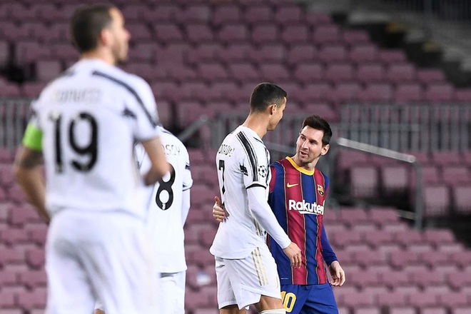 Ronaldo lập cú đúp phạt đền vào lưới Barca trong lần đầu tiên tái ngộ Messi - Ảnh 8.