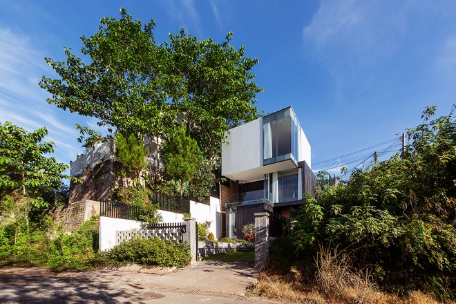 Con trai l&agrave;m c&ocirc;ng tr&igrave;nh đầu tay l&agrave; ng&ocirc;i nh&agrave; tặng bố mẹ, vẻ ngo&agrave;i như l&ocirc; cốt qu&acirc;n sự khiến ai đi qua cũng ngo&aacute;i nh&igrave;n - Ảnh 1.