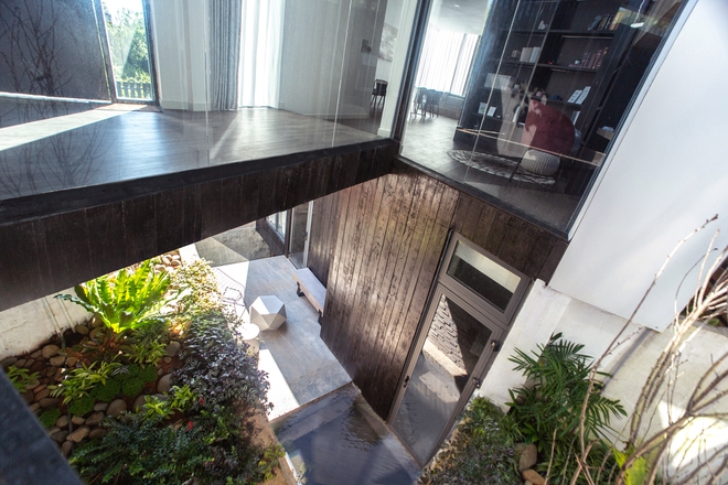 Con trai l&agrave;m c&ocirc;ng tr&igrave;nh đầu tay l&agrave; ng&ocirc;i nh&agrave; tặng bố mẹ, vẻ ngo&agrave;i như l&ocirc; cốt qu&acirc;n sự khiến ai đi qua cũng ngo&aacute;i nh&igrave;n - Ảnh 11.