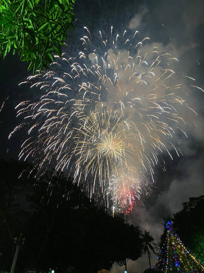 Pháo hoa đã rực sáng bầu trời cả nước, chúc mừng năm mới 2021 - Ảnh 11.