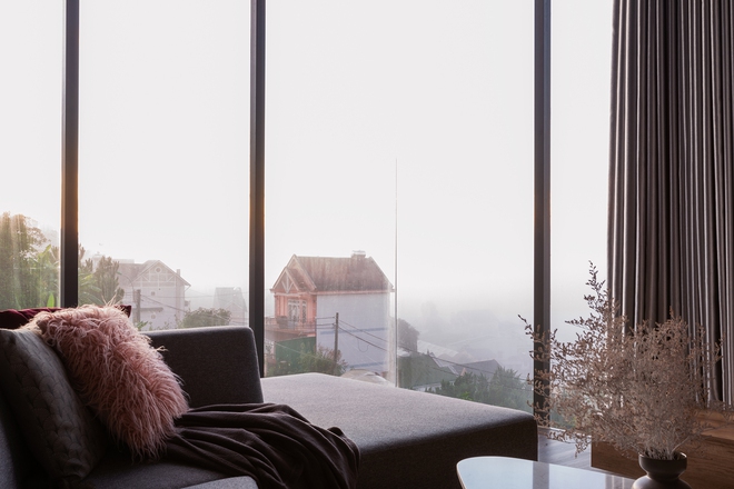 Con trai l&agrave;m c&ocirc;ng tr&igrave;nh đầu tay l&agrave; ng&ocirc;i nh&agrave; tặng bố mẹ, vẻ ngo&agrave;i như l&ocirc; cốt qu&acirc;n sự khiến ai đi qua cũng ngo&aacute;i nh&igrave;n - Ảnh 8.