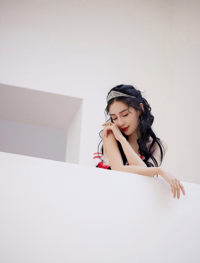 Ảnh hậu trường của Angela Baby khiến Cnet cho&aacute;ng ngợp: Như c&ocirc;ng ch&uacute;a cổ t&iacute;ch, visual sắc sảo xứng danh nữ thần Cbiz - Ảnh 6.