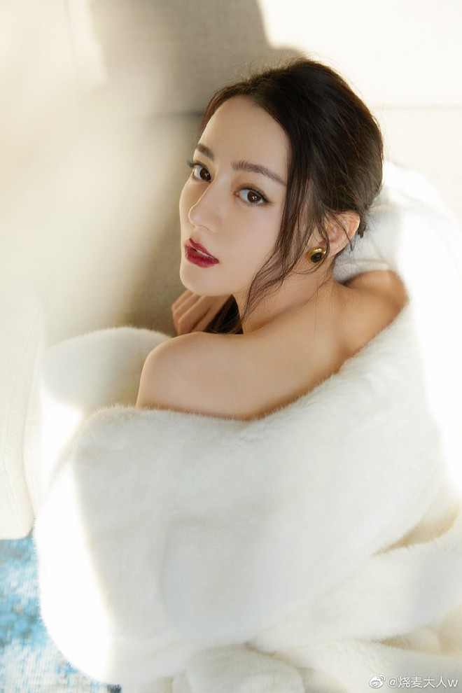 Được MC khen xinh, ai ngờ Địch Lệ Nhiệt Ba c&oacute; m&agrave;n phản ph&aacute;o cực ngầu g&acirc;y b&atilde;o Weibo - Ảnh 8.